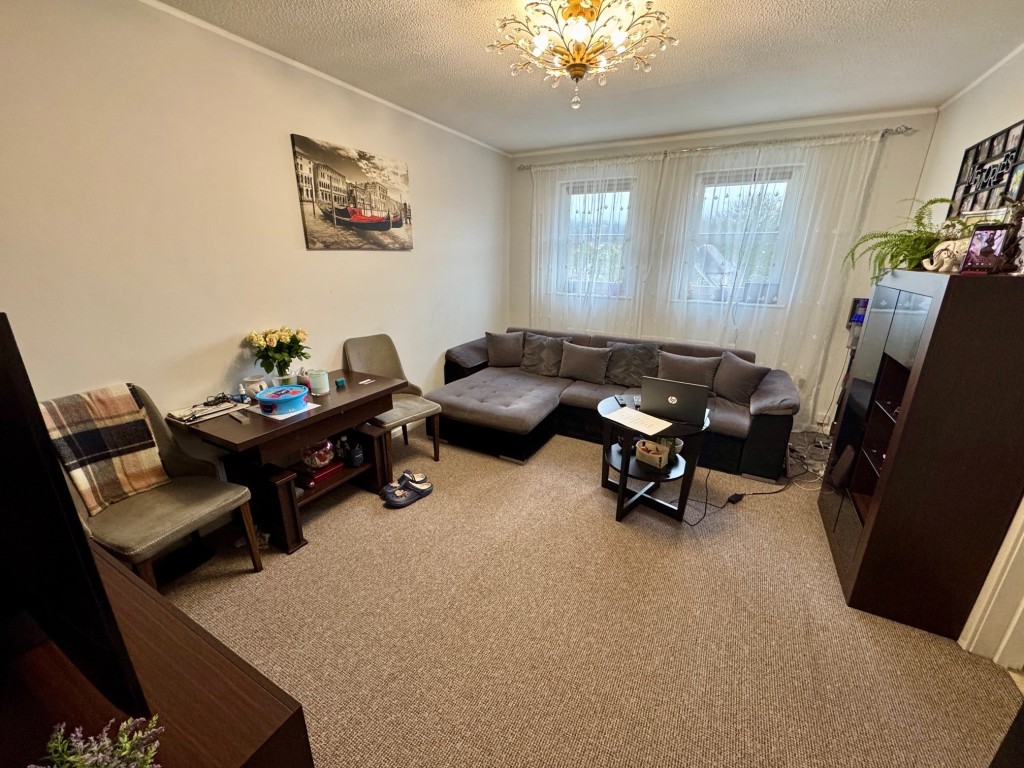 Lot: 43 - TWO-BEDROOM TOP FLOOR FLAT INVESTMENT - 5 Stuart Court - living room